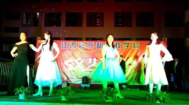 于都科技學(xué)校2019年"情系科技,執(zhí)夢(mèng)遠(yuǎn)航"元旦晚會(huì)圓滿落幕!